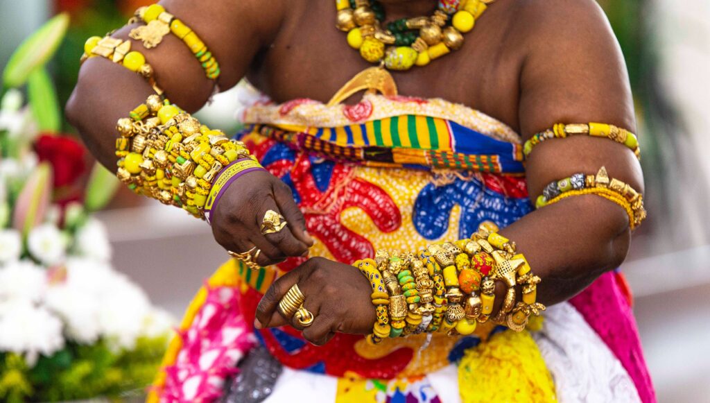 Photo représentant une femme ornée des bijoux akans